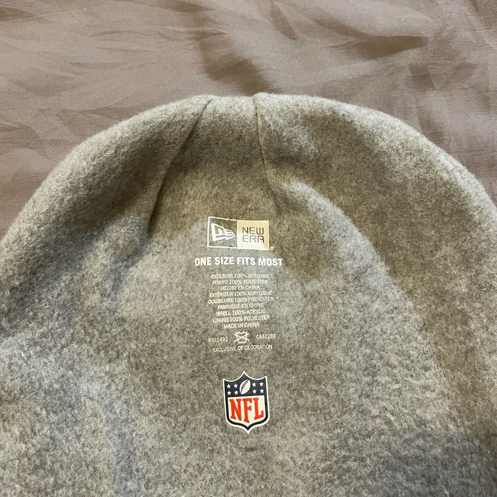 New Era Patriots Salute to Service Beanie - Picture 4 of 4